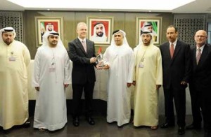 Al Tayer receiving Salik Call Centre Award.