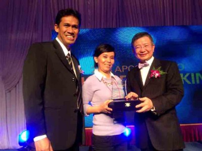 Ooredoo’s Indosat receives the 2013 Contact Centre of the Year at the Award Asia Pacific Contact Centre Association Leaders Awards.